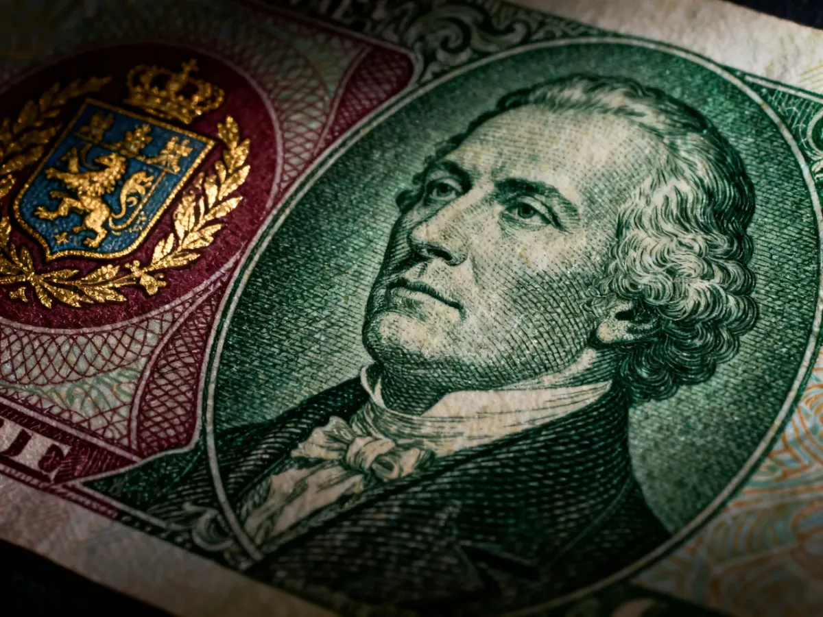 Tradycyjny banknot z portretem historycznym, godłem i misternym grawerunkiem